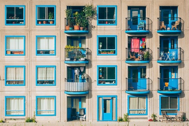 bytový dům s modrými okny