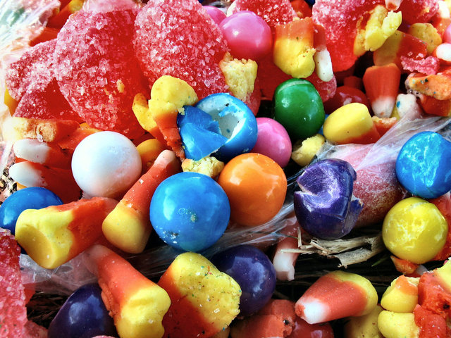 spousta bonbonů a cukru na jednom talíři