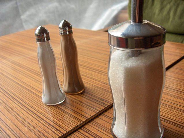 obrovská cukřenka na restauračním stole