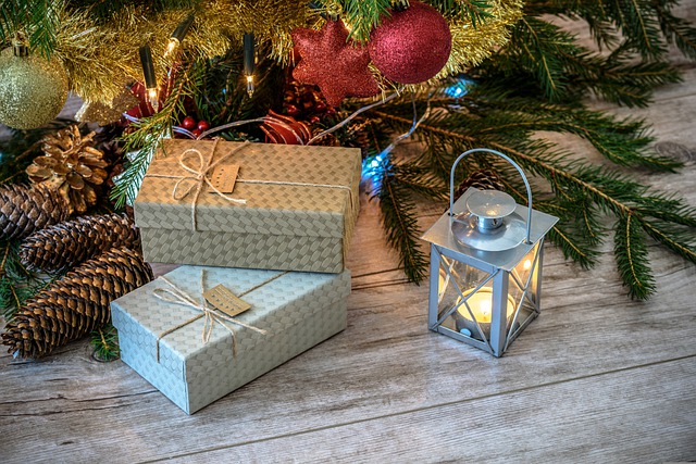vánoční dárky a lucerna